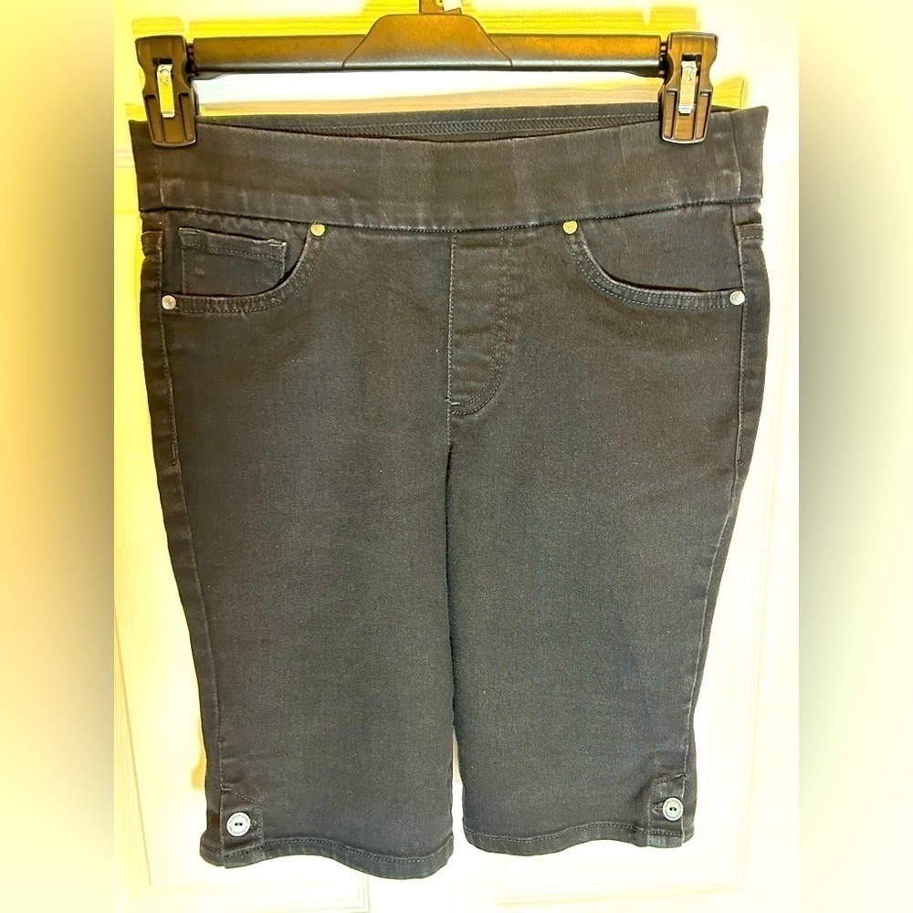 Gloria Vanderbilt stretch pull on long shorts size 6p